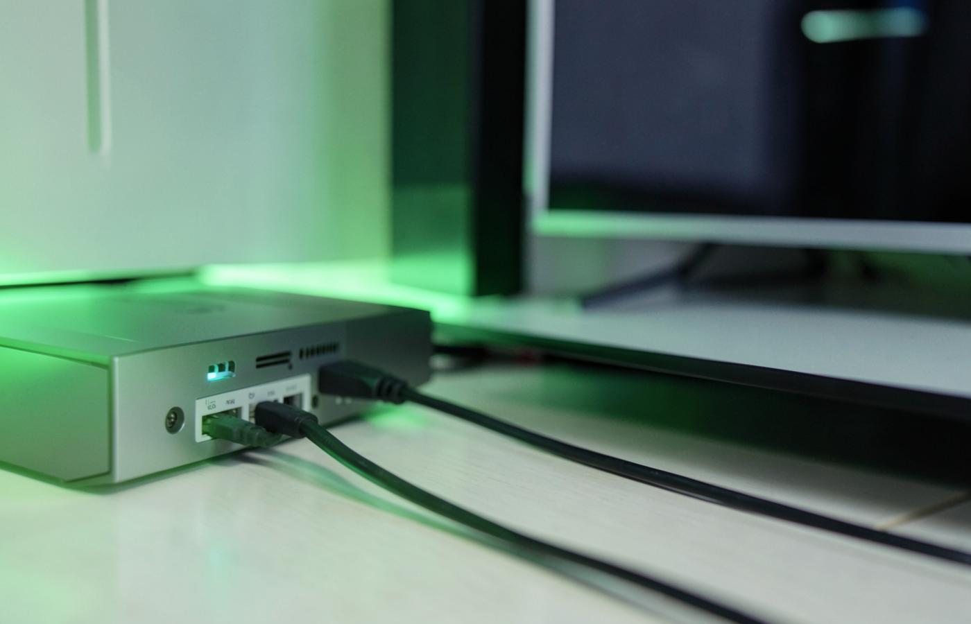 Câble Ethernet branché sur une box internet pour stabiliser un flux IPTV 4K